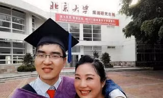 Hai mẹ con hạnh phúc ngày Ding Ding tốt nghiệp đại học.