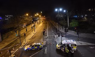 Xe cảnh sát tại cầu Westminster, nơi kẻ tấn công lao xe vào nhiều người và đâm vào cổng tòa nhà Quốc hội ANh. 