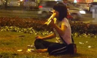 Teen nữ 'bắn' thuốc lào liên hồi giữa Ngã Tư Sở