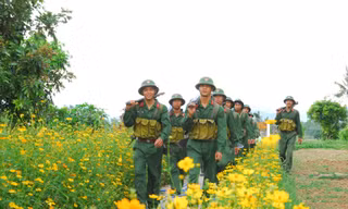 Chiến sĩ Sư đoàn 2 trên đường hành quân