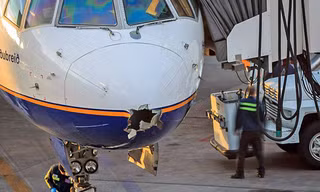 Máy bay Boeing bị sét đánh thủng mũi giữa không trung