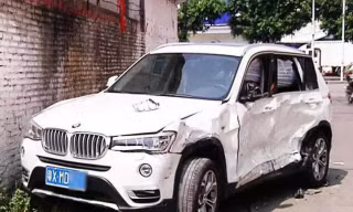 Chồng lái Mercedes đâm nát BMW của vợ