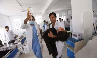 Hàng loạt nữ sinh Afghanistan phải nhập viện. Ảnh: Dailymail