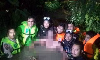 Thi thể nạn nhân được đưa lên bờ. Ảnh: Bangkokpost