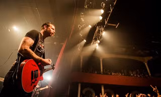 Thành viên ban nhạc Eagles of Death Metal biểu diễn trên sân khấu. Ảnh: Mirror