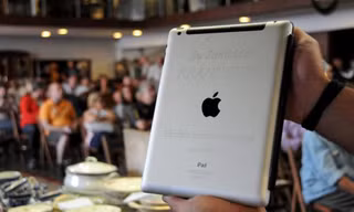 Chiếc iPad được đem đấu giá. Ảnh: Reuters