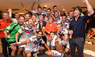 Thủ tướng Merkel chung vui cùng các tuyển thủ.