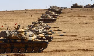 Thổ Nhĩ Kỳ rầm rộ đưa xe tăng áp sát biên giới Syria