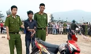 Đối tượng Hoàng Anh Tuấn được đưa đến hiện trường.
