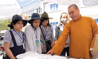 Phật tử đồng hành cùng thí sinh