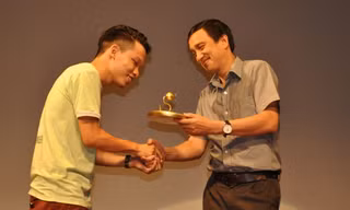 Tác giả Nguyễn Trung Kiên nhận giải thưởng Búp sen vàng 2014