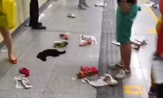 Giày, túi và thậm chí cả đồ ăn của các hành khách trên sàn nhà ga. Ảnh: SCMP