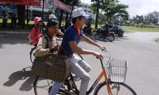 Tiếp sức mùa thi: Tranh nhau chở thí sinh bằng xe đạp 