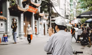 Đền chùa Hà Nội đóng cửa, người dân vái vọng từ xa trong ngày mùng 1