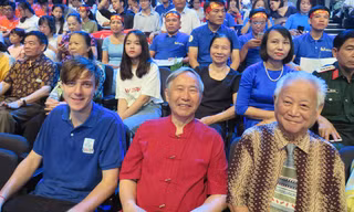 Nhà báo Nguyễn Như Mai (áo đỏ)- cố vấn 20 năm của chương trình đường lên đỉnh Olympia. Ảnh: NVCC