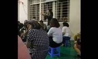 Vị phụ huynh cũng là giáo viên gây phẫn nộ với phát biểu kỳ thị cha mẹ đơn thân và gia đình nghèo. Ảnh cắt từ clip.