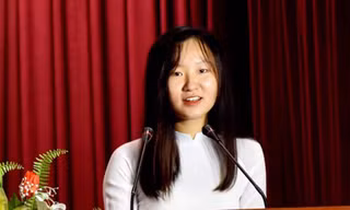 Thủ khoa Đỗ Thị Phương Huệ, sinh viên lớp Truyền hình chất lượng cao K39, Học viện Báo chí và Tuyên truyền