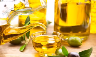 Đây là loại chất béo tốt cho tim mạch. Dầu oliu có thể làm giảm những tác động của cholesterol xấu đối với cơ thể. Ảnh: Internet