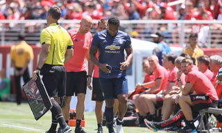 Antonio Valencia chấn thương ngay phút thứ 7