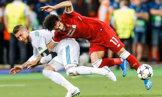 Sergio Ramos bị dọa giết vì làm Salah chấn thương