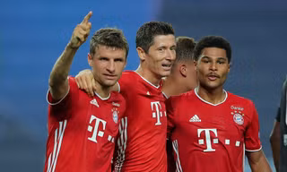 Bayern dễ dàng đè bẹp Lyon.