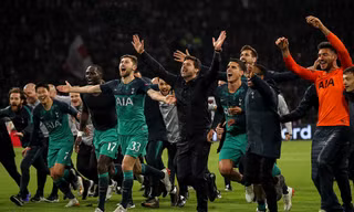 HLV Mauricio Pochettino và học trò ăn mừng sau trận đấu