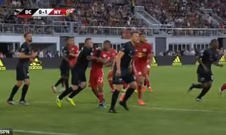 VAR 'bắt dính' Wayne Rooney đánh nguội đối thủ