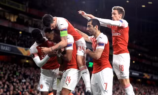  Aubameyang ăn mừng cùng đồng đội