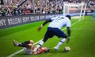 Pha bóng Sissoko đạp vào Daniel James khiến M.U phẫn nộ.
