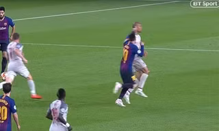 Hình ảnh cho thấy Messi đã dùng tay đấm Fabinho