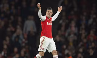 Granit Xhaka khiêu khích người hâm mộ Arsenal.