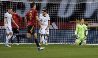 Manuel Neuer thất vọng trong ngày Đức thảm bại.