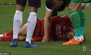 Mohamed Salah bị choáng nặng.