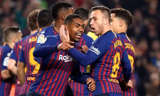 Malcom ăn mừng cùng đồng đội