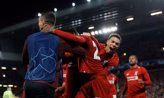 Origi ăn mừng cùng Alexander-Arnold