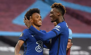  Willian chỉ ở lại nếu Chelsea ký hợp đồng 3 năm.