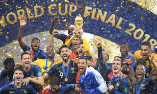 Các cầu thủ Pháp nâng cao Cup vàng World Cup 2018