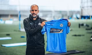 Man City giới thiệu áo đấu đặc biệt cho trận đấu với Arsenal.