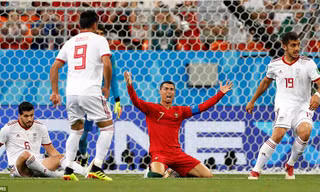 Ronaldo đá hỏng phạt đền, Bồ Đào Nha rơi ngôi đầu bảng