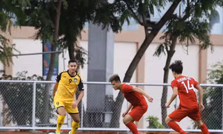 Faiq Bolkiah (số 9) gây sốc khi tự xếp mình vào đội hình chính của Brunei.