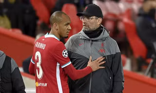 Chấn thương của Fabinho khiến người Liverpool "đứng ngồi không yên".