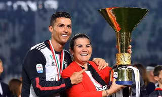Bà Dolores Aveiro đến Italia ăn mừng chức vô địch Serie A cùng Ronaldo.