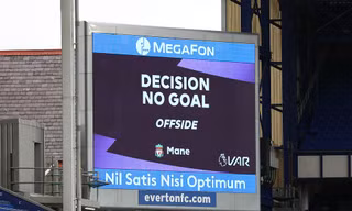 VAR gây tranh cãi, Liverpool chia điểm kịch tính với Everton