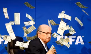Sepp Blatter bị ném tiền giả vào mặt trong cuộc họp năm 2015.