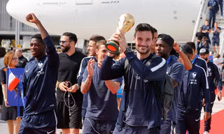 Đội trưởng tuyển Pháp, Hugo Lloris cầm cúp vàng về nước