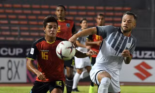 Đông Timor (áo đỏ) chính thức bị loại