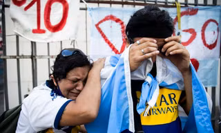 Người hâm mộ khắp nơi trên thế giới tưởng niệm Diego Maradona.