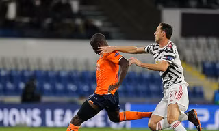 Matic đuổi theo Demba Ba trong vô vọng