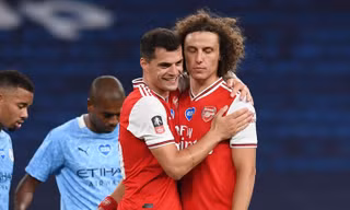 David Luiz là người lập công đầu giúp Arsenal hạ Man City
