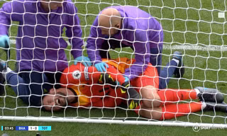 Hugo Lloris đau đớn sau cú ngã.